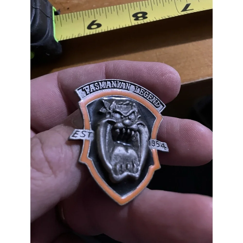 WB Warner Bros Looney Tunes Tasmanian Devil Taz Est 1954 Pewter Crest Lapel Pin
